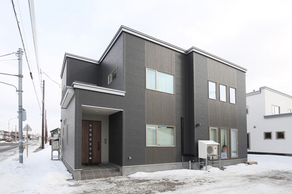 苫小牧に完成、三姉妹が走れる広さ、休日を楽しむ開放的な新居