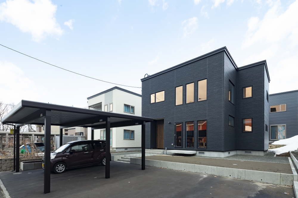 素材が奏でる上質なデザイン、光と開放感に満ちる江別の家